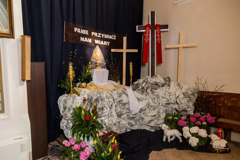 Wielkanoc 2020. Groby Pańskie w ostrowskich parafiach (zdjęcia)