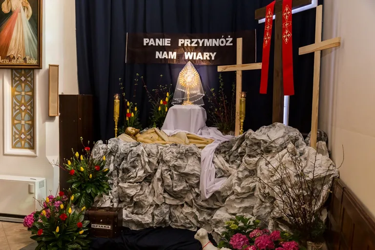 Wielkanoc 2020. Groby Pańskie w ostrowskich parafiach (zdjęcia)