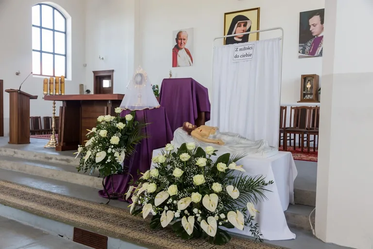 Wielkanoc 2020. Groby Pańskie w ostrowskich parafiach (zdjęcia)