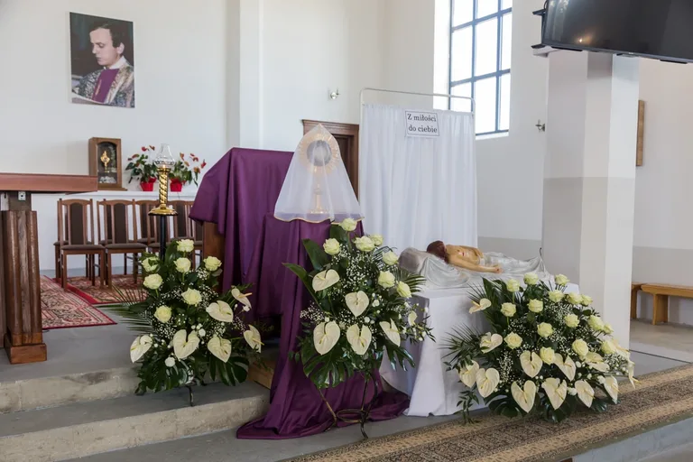 Wielkanoc 2020. Groby Pańskie w ostrowskich parafiach (zdjęcia)