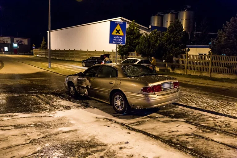 Pożar samochodu przed Kauflandem (zdjęcia)