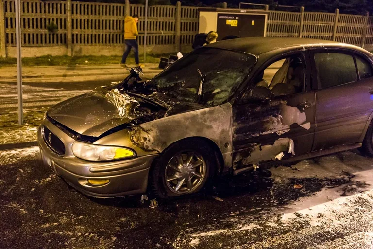 Pożar samochodu przed Kauflandem (zdjęcia)
