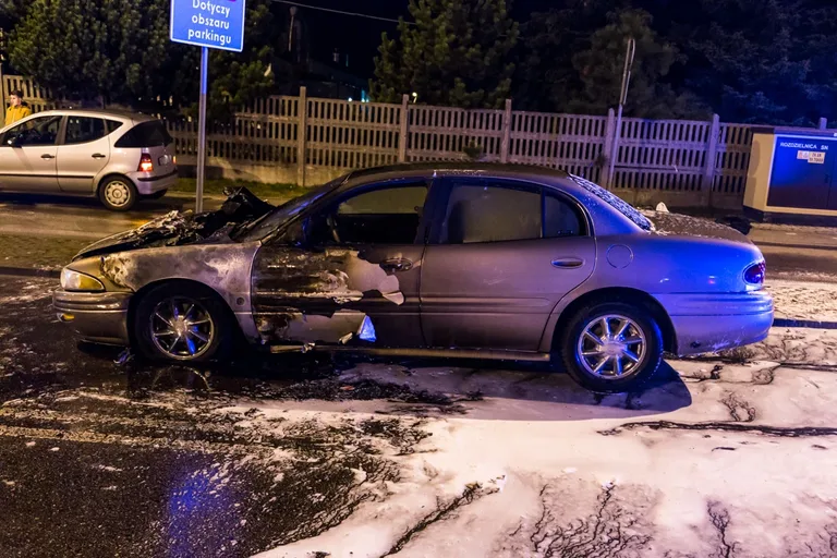 Pożar samochodu przed Kauflandem (zdjęcia)