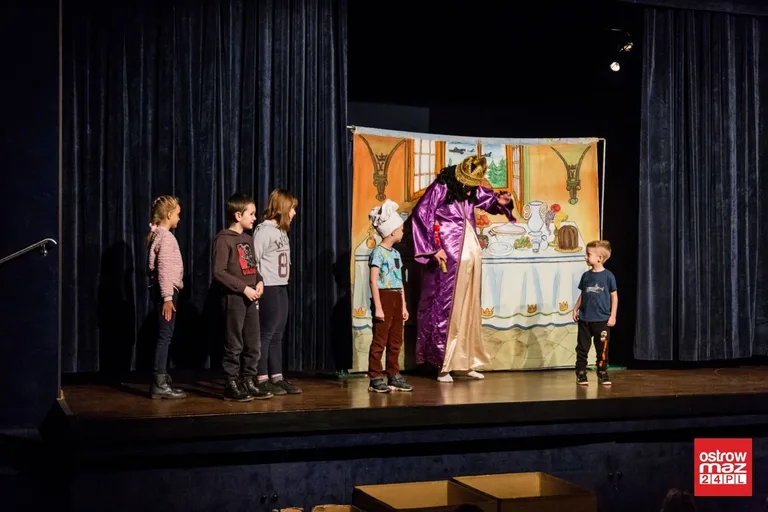 Teatrzyk "Kot w butach" w ostrowskim kinie (zdjęcia, wideo)