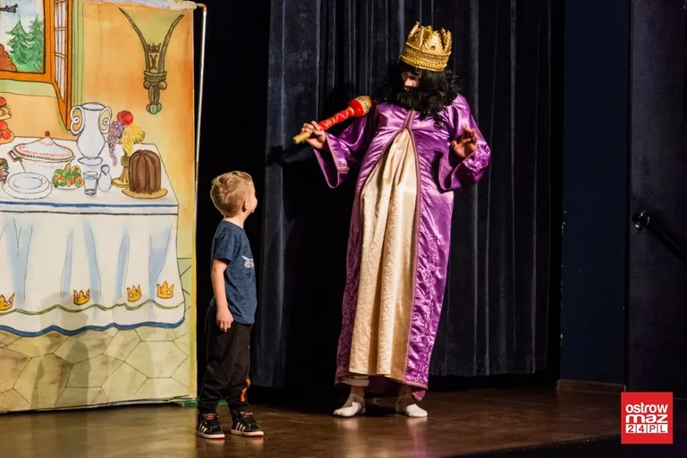 Teatrzyk "Kot w butach" w ostrowskim kinie (zdjęcia, wideo)