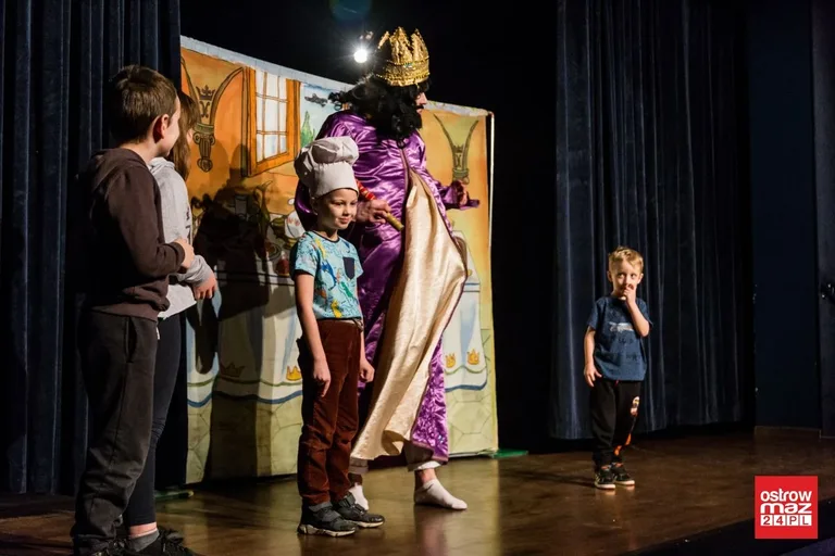 Teatrzyk "Kot w butach" w ostrowskim kinie (zdjęcia, wideo)