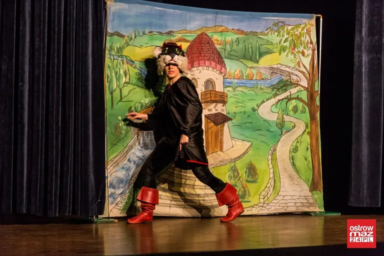 Teatrzyk "Kot w butach" w ostrowskim kinie (zdjęcia, wideo)