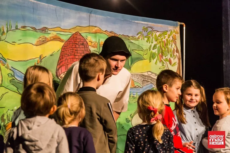 Teatrzyk "Kot w butach" w ostrowskim kinie (zdjęcia, wideo)