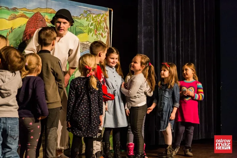 Teatrzyk "Kot w butach" w ostrowskim kinie (zdjęcia, wideo)