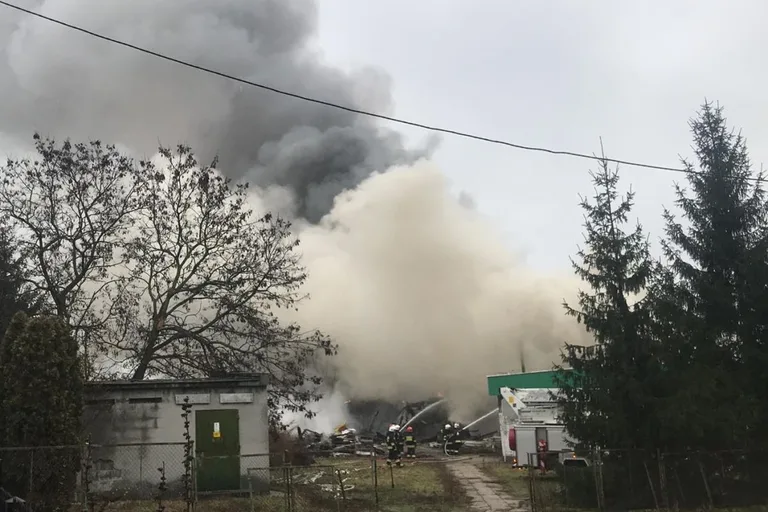 Budynek po "małej jedynce" upadł. Trwa rozbiórka obiektu! (aktualizacja, nowe zdjęcia)