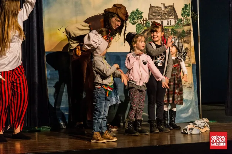 "Piraci i skarb pustyni". Teatrzyk w ostrowskim kinie (zdjęcia, wideo)