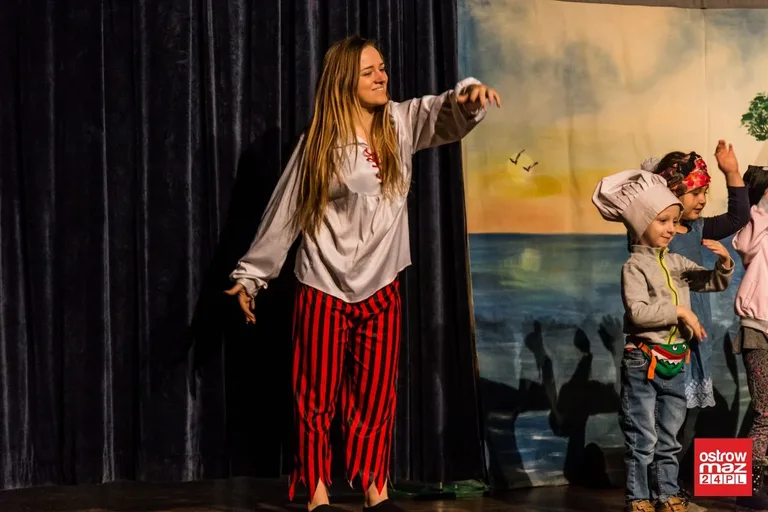 "Piraci i skarb pustyni". Teatrzyk w ostrowskim kinie (zdjęcia, wideo)