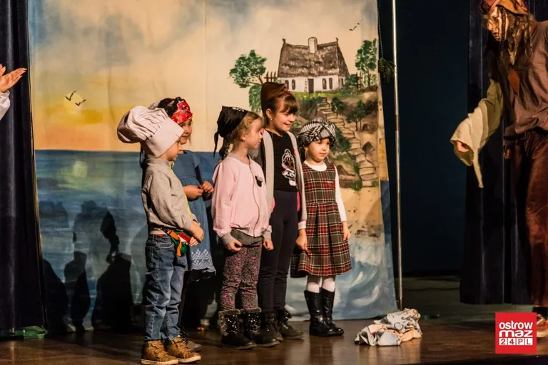 "Piraci i skarb pustyni". Teatrzyk w ostrowskim kinie (zdjęcia, wideo)