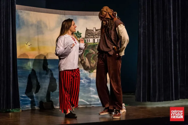"Piraci i skarb pustyni". Teatrzyk w ostrowskim kinie (zdjęcia, wideo)