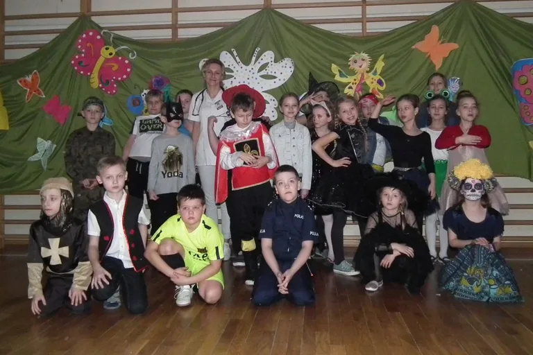Bal karnawałowy w ostrowskiej "dwójce" (zdjęcia)