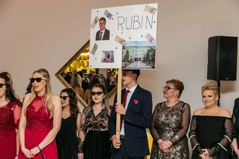 Studniówka maturzystów ostrowskiego Rubinka (zdjęcia, wideo)