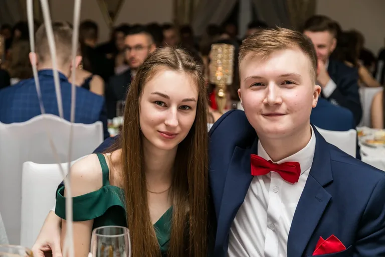 Studniówka maturzystów ostrowskiego Rubinka (zdjęcia, wideo)