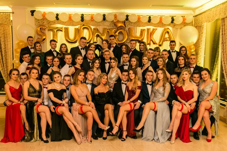 Studniówka maturzystów ostrowskiego Rubinka (zdjęcia, wideo)