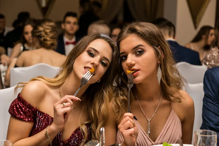 Studniówka maturzystów ostrowskiego Rubinka (zdjęcia, wideo)