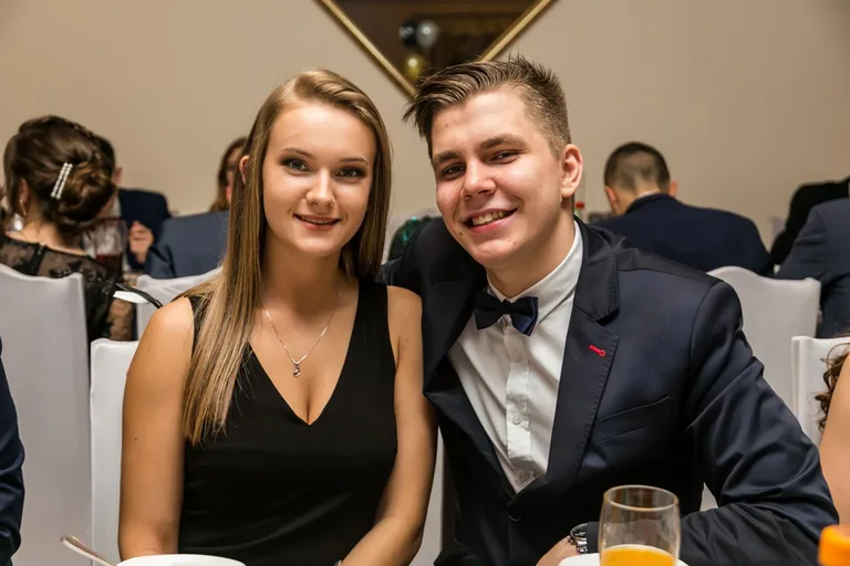 Studniówka maturzystów ostrowskiego Rubinka (zdjęcia, wideo)