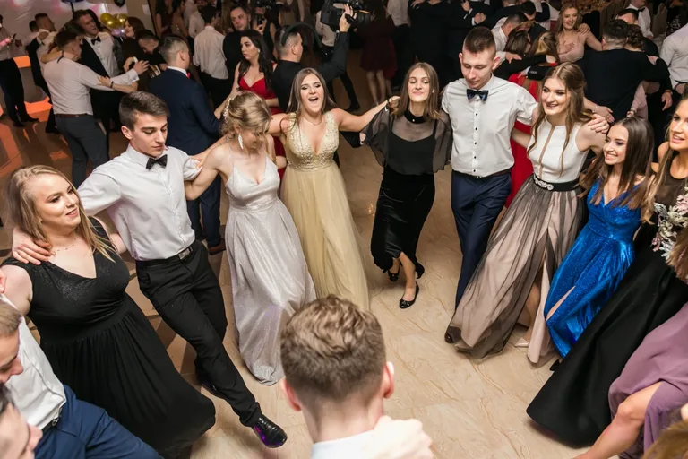 Studniówka maturzystów ostrowskiego Rubinka (zdjęcia, wideo)