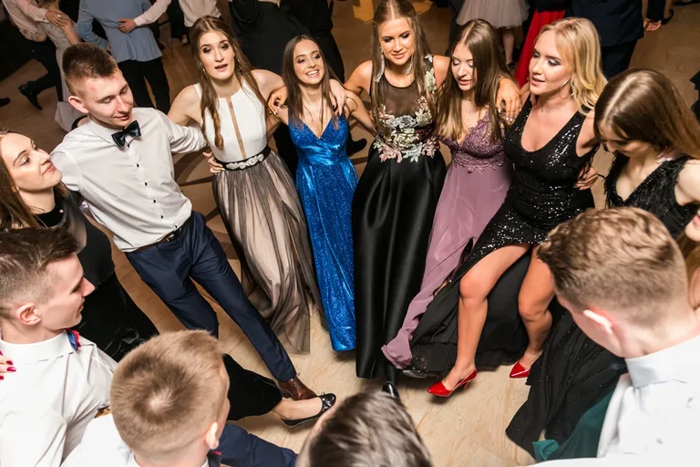 Studniówka maturzystów ostrowskiego Rubinka (zdjęcia, wideo)