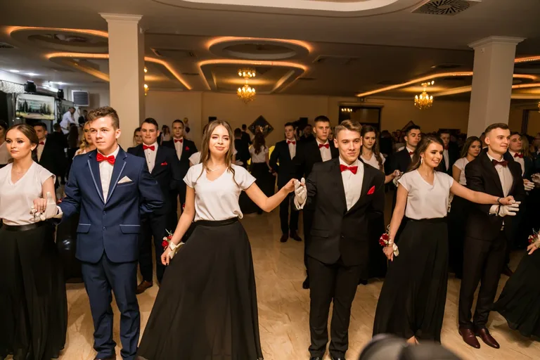 Studniówka maturzystów ostrowskiego Rubinka (zdjęcia, wideo)