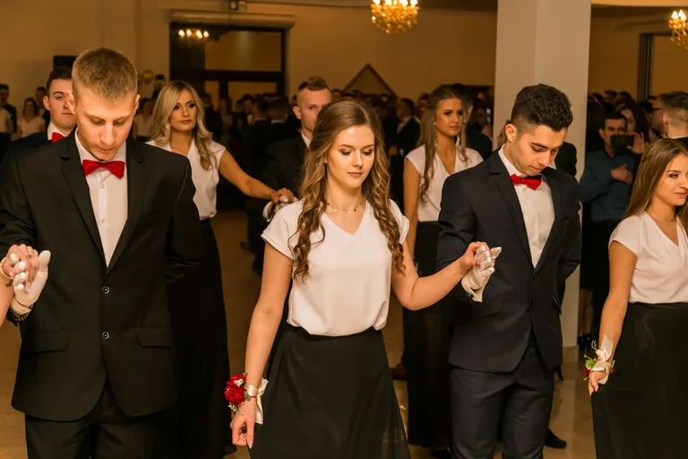 Studniówka maturzystów ostrowskiego Rubinka (zdjęcia, wideo)