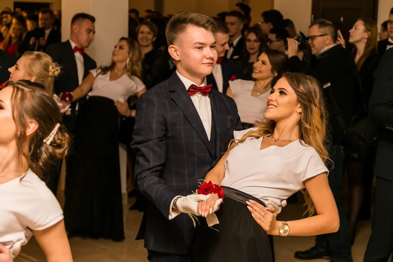 Studniówka maturzystów ostrowskiego Rubinka (zdjęcia, wideo)