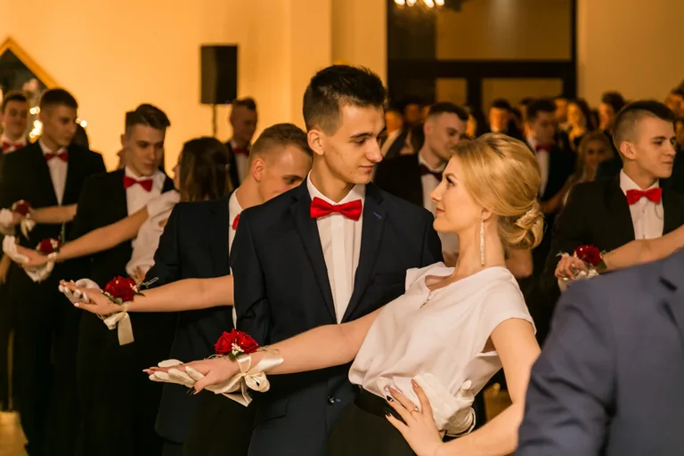 Studniówka maturzystów ostrowskiego Rubinka (zdjęcia, wideo)