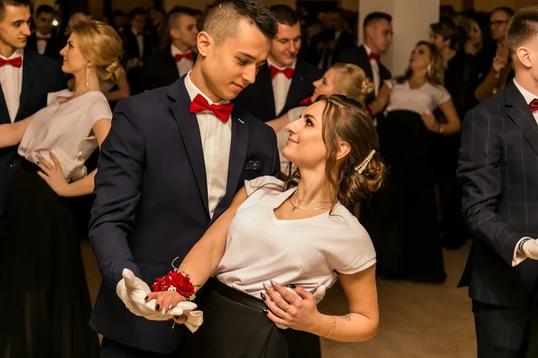 Studniówka maturzystów ostrowskiego Rubinka (zdjęcia, wideo)