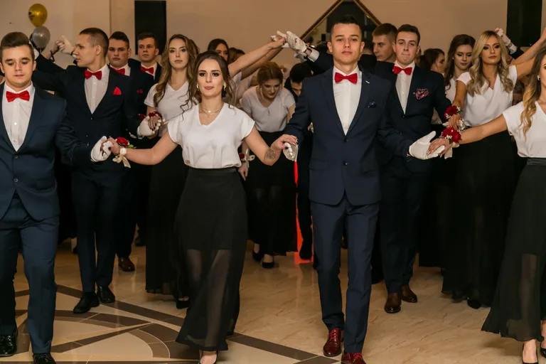 Studniówka maturzystów ostrowskiego Rubinka (zdjęcia, wideo)