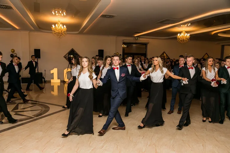 Studniówka maturzystów ostrowskiego Rubinka (zdjęcia, wideo)