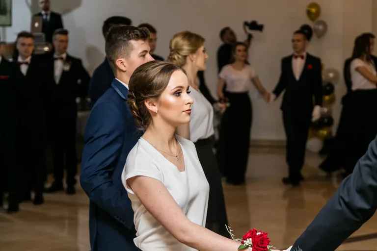 Studniówka maturzystów ostrowskiego Rubinka (zdjęcia, wideo)
