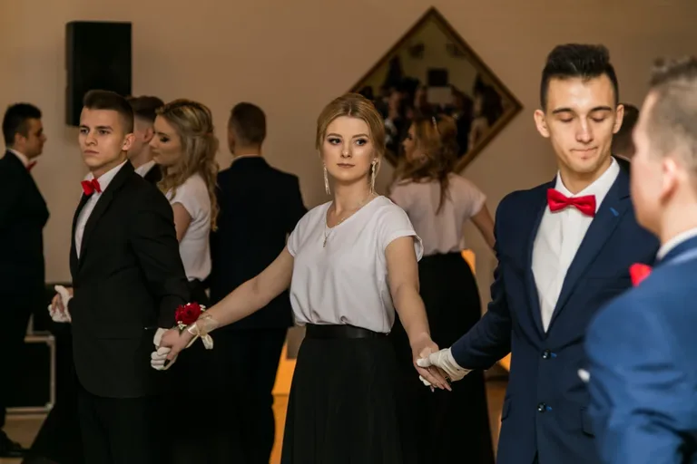 Studniówka maturzystów ostrowskiego Rubinka (zdjęcia, wideo)