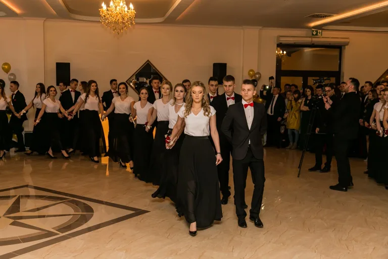 Studniówka maturzystów ostrowskiego Rubinka (zdjęcia, wideo)