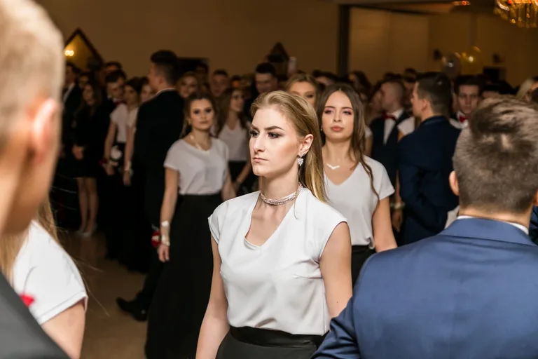 Studniówka maturzystów ostrowskiego Rubinka (zdjęcia, wideo)