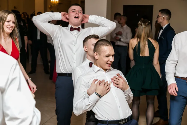 Studniówka maturzystów ostrowskiego Rubinka (zdjęcia, wideo)