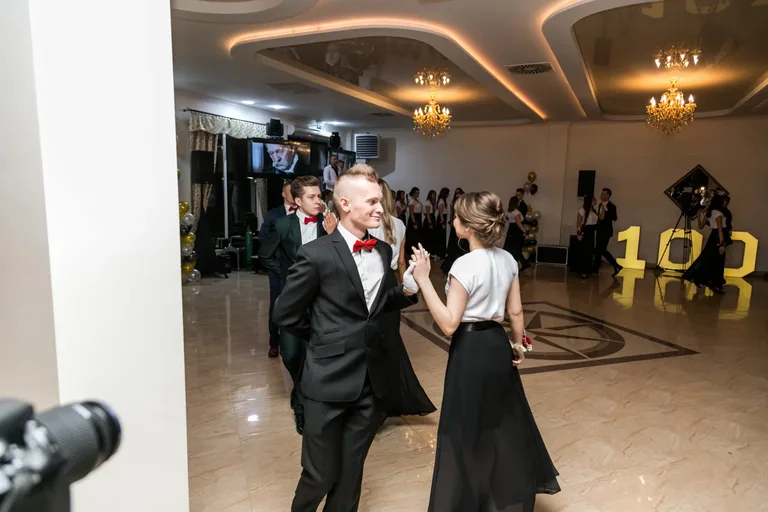 Studniówka maturzystów ostrowskiego Rubinka (zdjęcia, wideo)