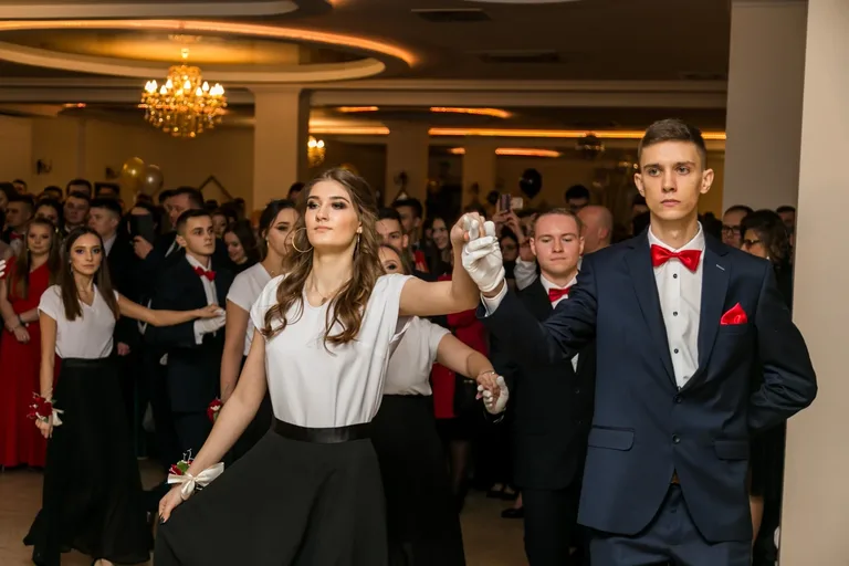Studniówka maturzystów ostrowskiego Rubinka (zdjęcia, wideo)