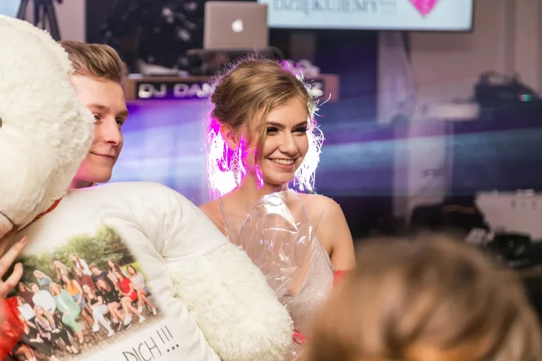 Studniówka maturzystów ostrowskiego Rubinka (zdjęcia, wideo)