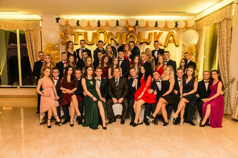 Studniówka maturzystów ostrowskiego Rubinka (zdjęcia, wideo)