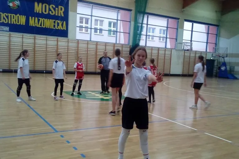 Uczennice "dwójki" mistrzyniami powiatu w koszykówce (zdjęcia)