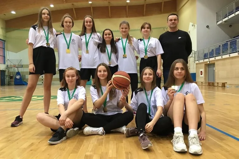 Uczennice "dwójki" mistrzyniami powiatu w koszykówce (zdjęcia)