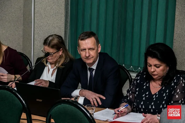 Gmina Ostrów Mazowiecka zbankrutuje? Zamknięto trzy szkoły (zdjęcia, wideo)
