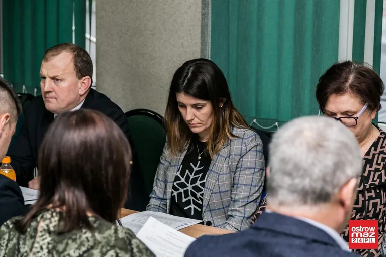 Gmina Ostrów Mazowiecka zbankrutuje? Zamknięto trzy szkoły (zdjęcia, wideo)