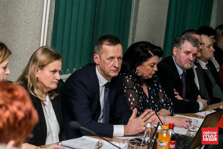 Gmina Ostrów Mazowiecka zbankrutuje? Zamknięto trzy szkoły (zdjęcia, wideo)