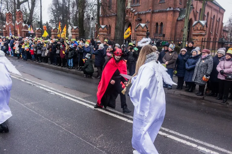 Trzech Króli, anioły i demony - zobacz jak wyglądał Orszak Trzech Króli w Ostrowi Mazowieckiej (zdjęcia, wideo)