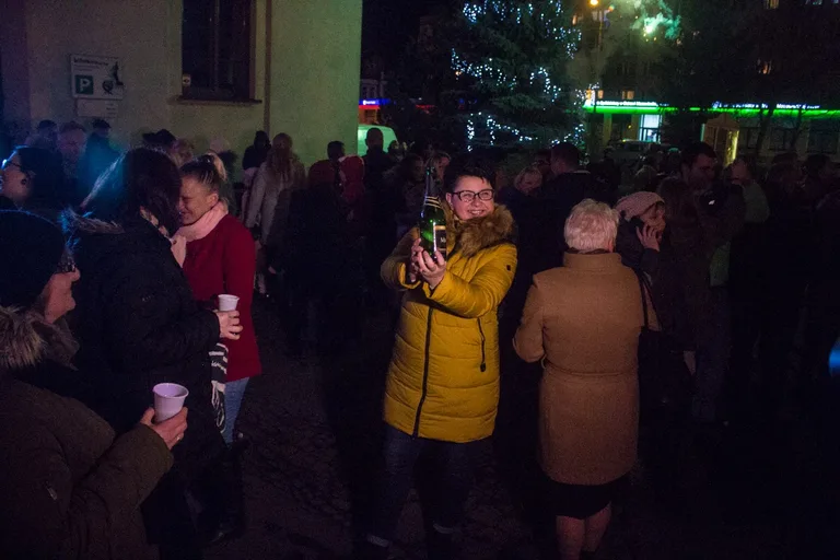 Mieszkańcy Ostrowi Mazowieckiej przywitali Nowy Rok (zdjęcia, wideo)