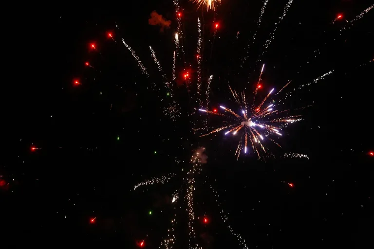 Mieszkańcy Ostrowi Mazowieckiej przywitali Nowy Rok (zdjęcia, wideo)